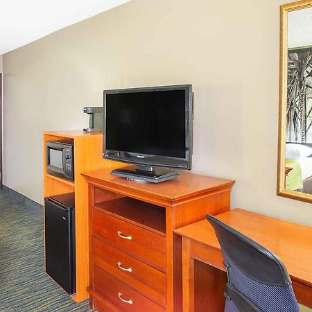 Super 8 By Wyndham Panama City Bagian luar foto