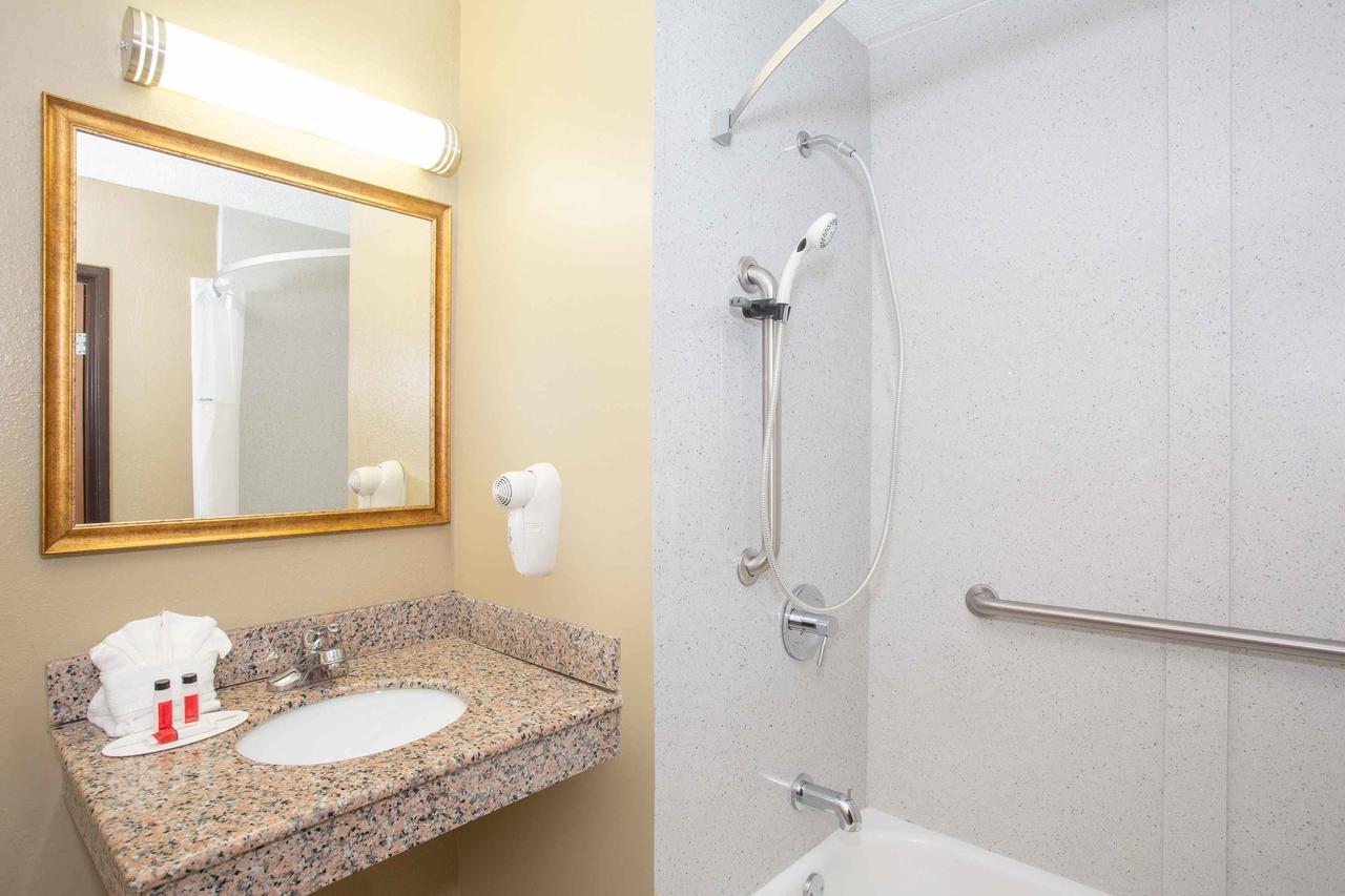 Super 8 By Wyndham Panama City Bagian luar foto