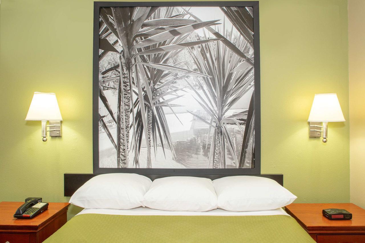 Super 8 By Wyndham Panama City Bagian luar foto